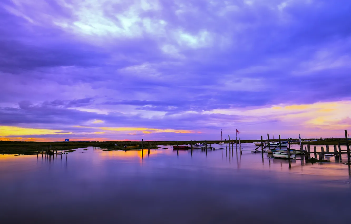 Фото обои небо, облака, закат, тучи, отражение, берег, лодка, цвет