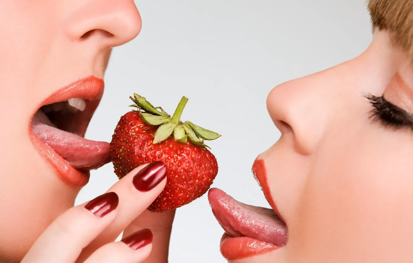 Фото обои девушки, ягода, губы, язычки, Клубничка