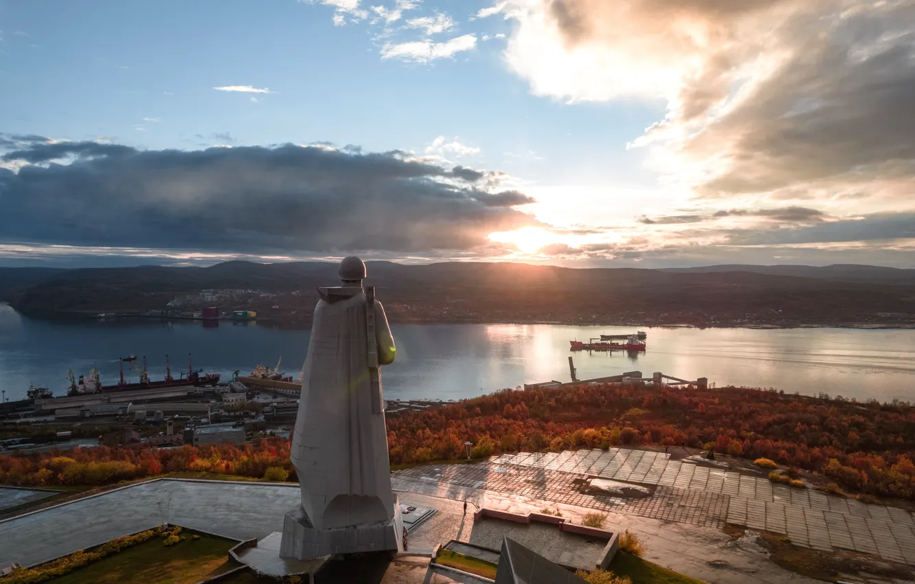 Фото обои осень, закат, город, река, памятник, мемориал, Мурманск, Руслан Кондратенко