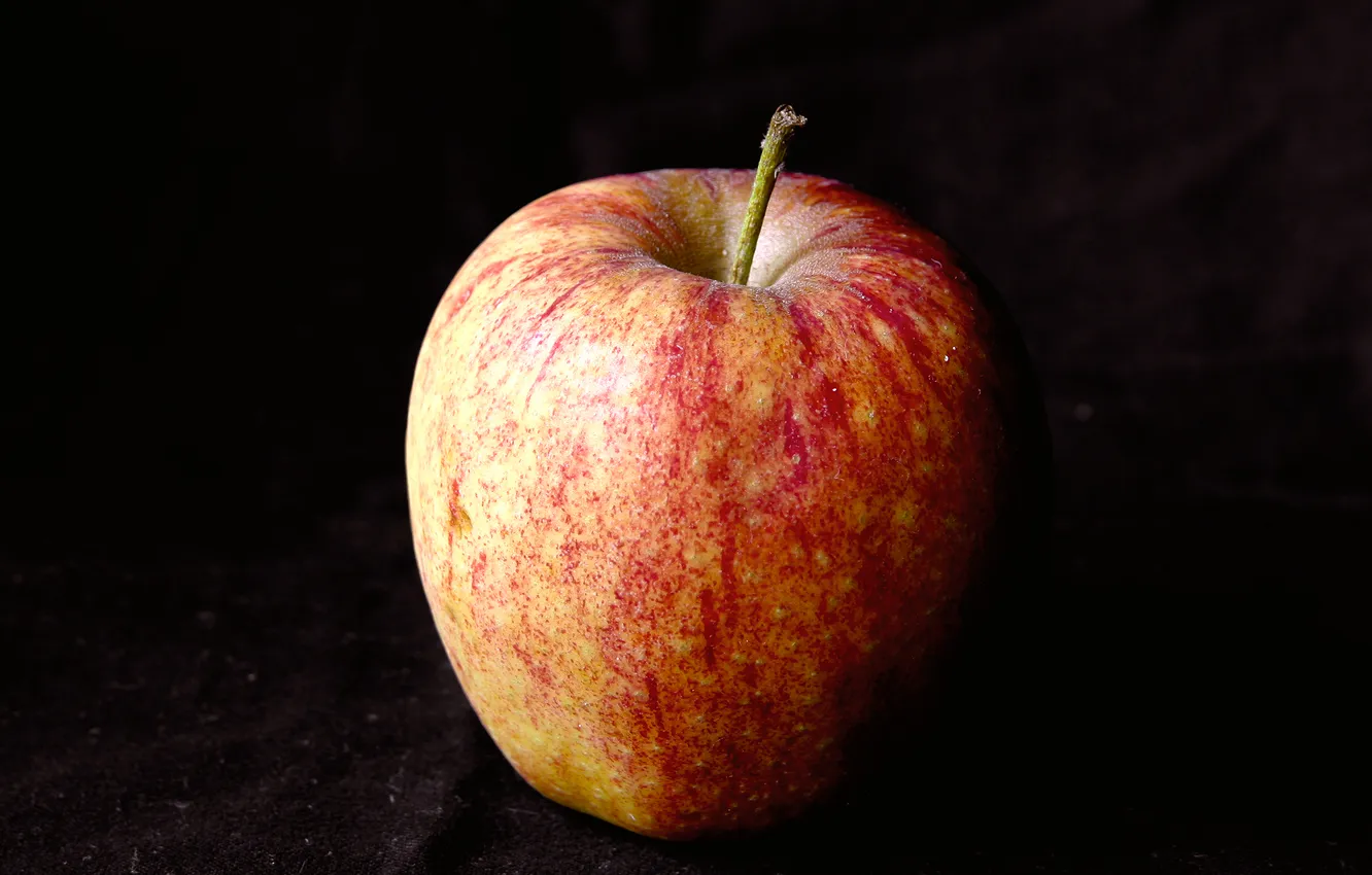 Фото обои макро, фон, чёрный, яблоко