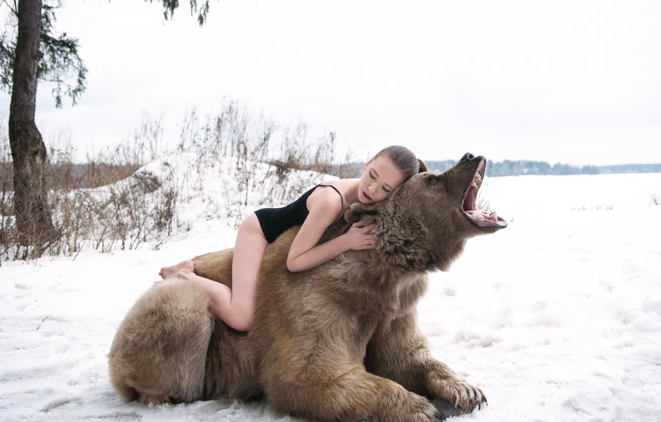 Фото обои зима, лес, девушка, медведь, рёв
