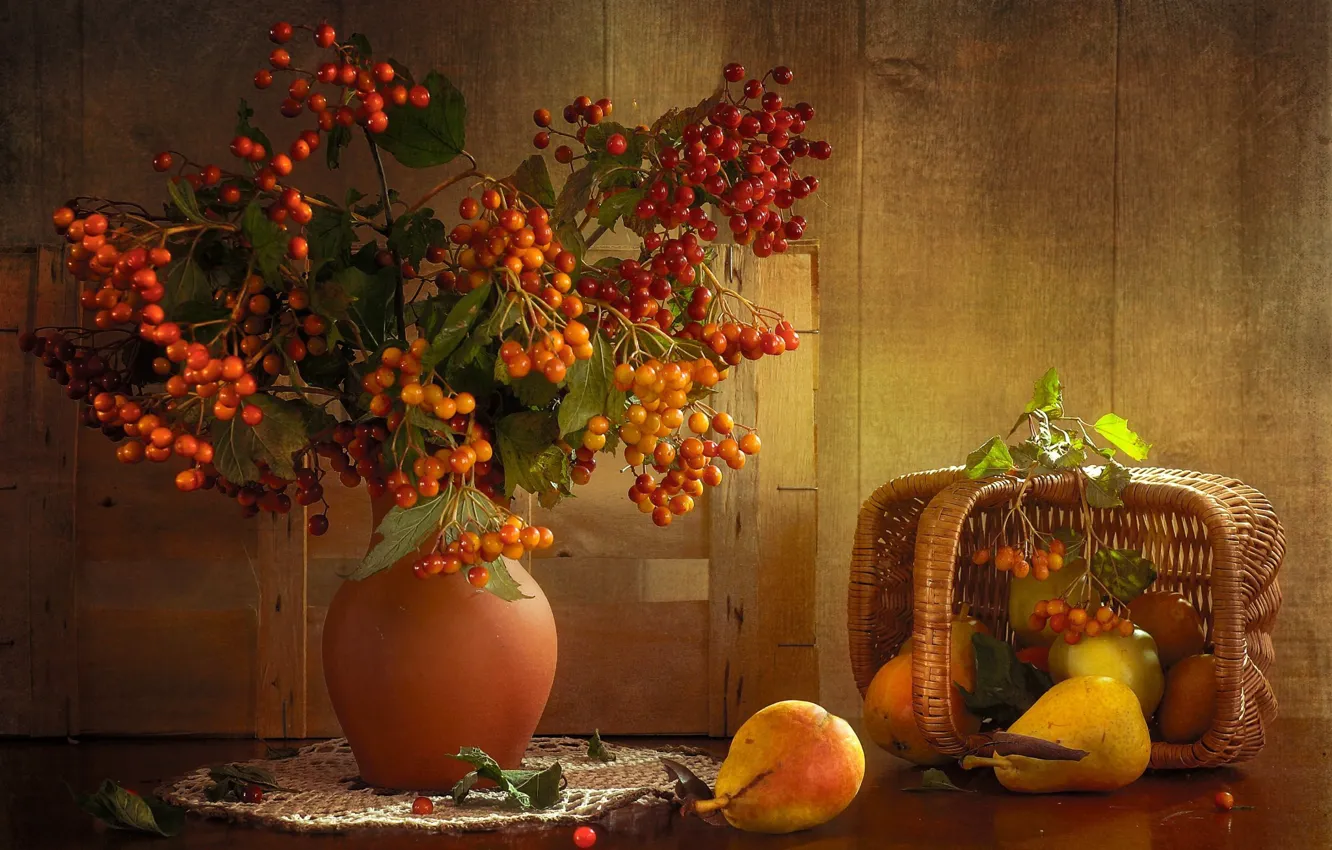 Фото обои ветки, ягоды, стол, корзина, ваза, фрукты, натюрморт, груши
