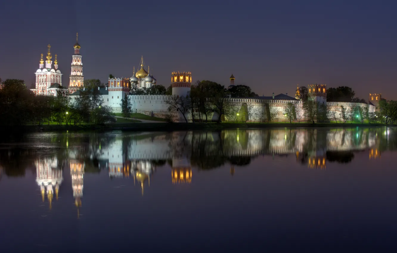 Фото обои ночь, огни, отражение, река, стены, Москва, башни, Россия