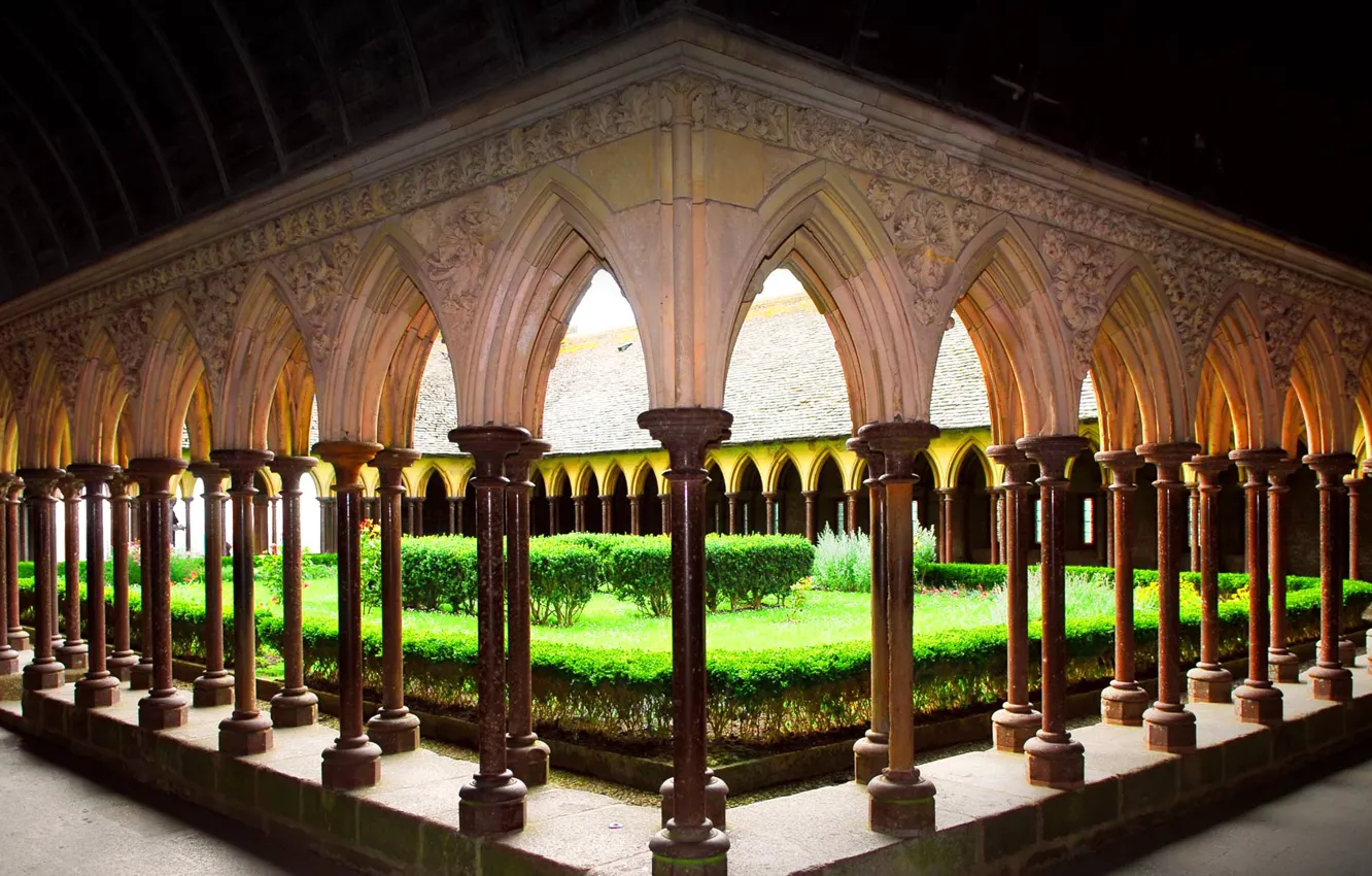 Фото обои Франция, сад, двор, монастырь, Нормандия, Мон-Сен-Мишель, аббатство
