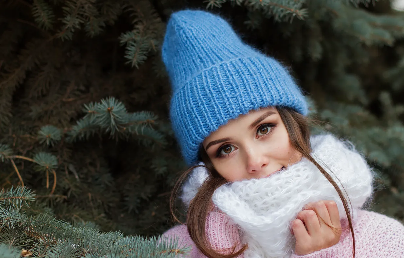 Фото обои зима, девушка, шапка, елка, шарф