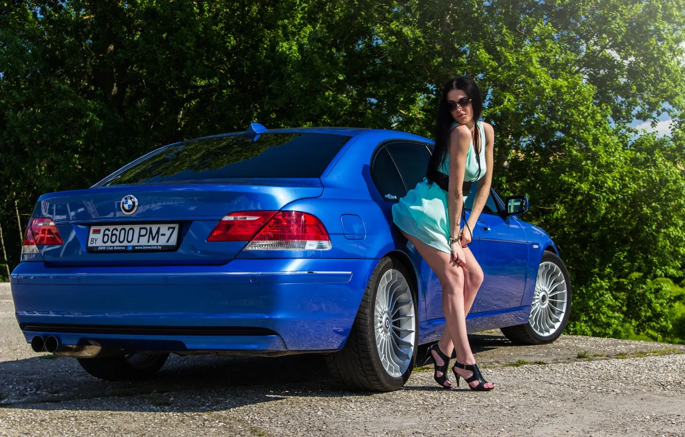 Фото обои Девушки, BMW, очки, красивая девушка, синий авто, позирует над машиной