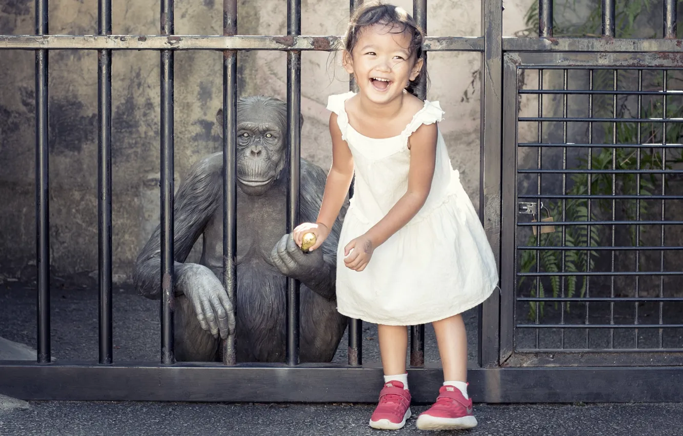 Фото обои Girl, monkey, banana, funny, children, kid, emotions, other, naugty child