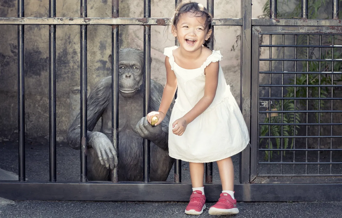 Фото обои Girl, monkey, banana, funny, children, kid, emotions, other
