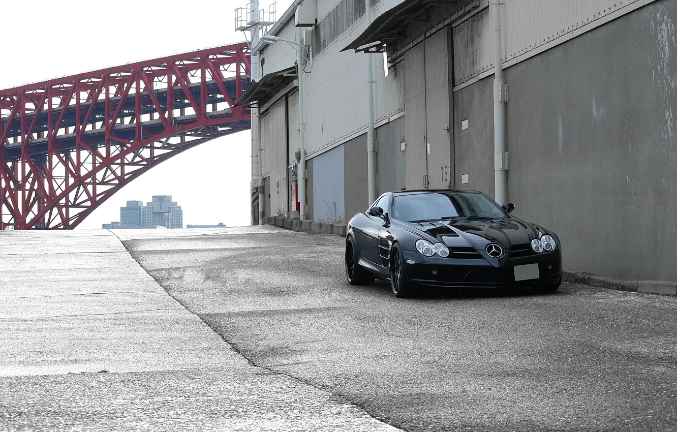 Фото обои красный, мост, чёрный, red, black, Mercedes Benz, вид спереди, bridge