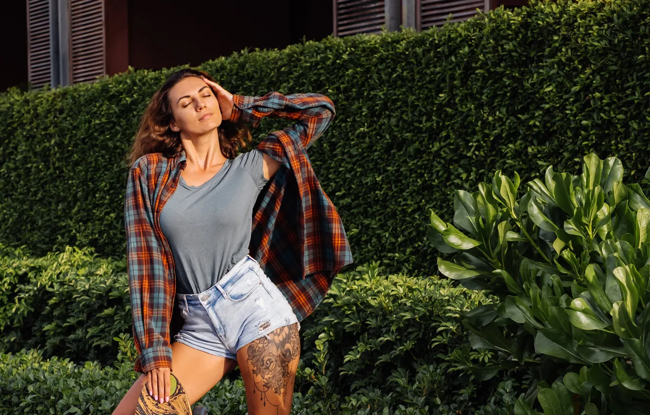 Фото обои shorts, woman, young, beautiful, model, tattoo, jeans, brunette