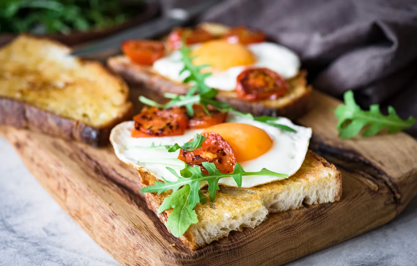 Фото обои еда, завтрак, хлеб, яичница, помидоры, бутерброды, разделочная доска