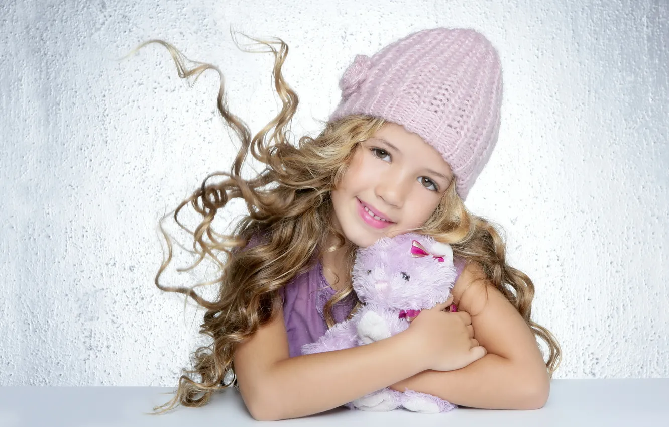 Фото обои улыбка, шапка, игрушка, девочка, локоны
