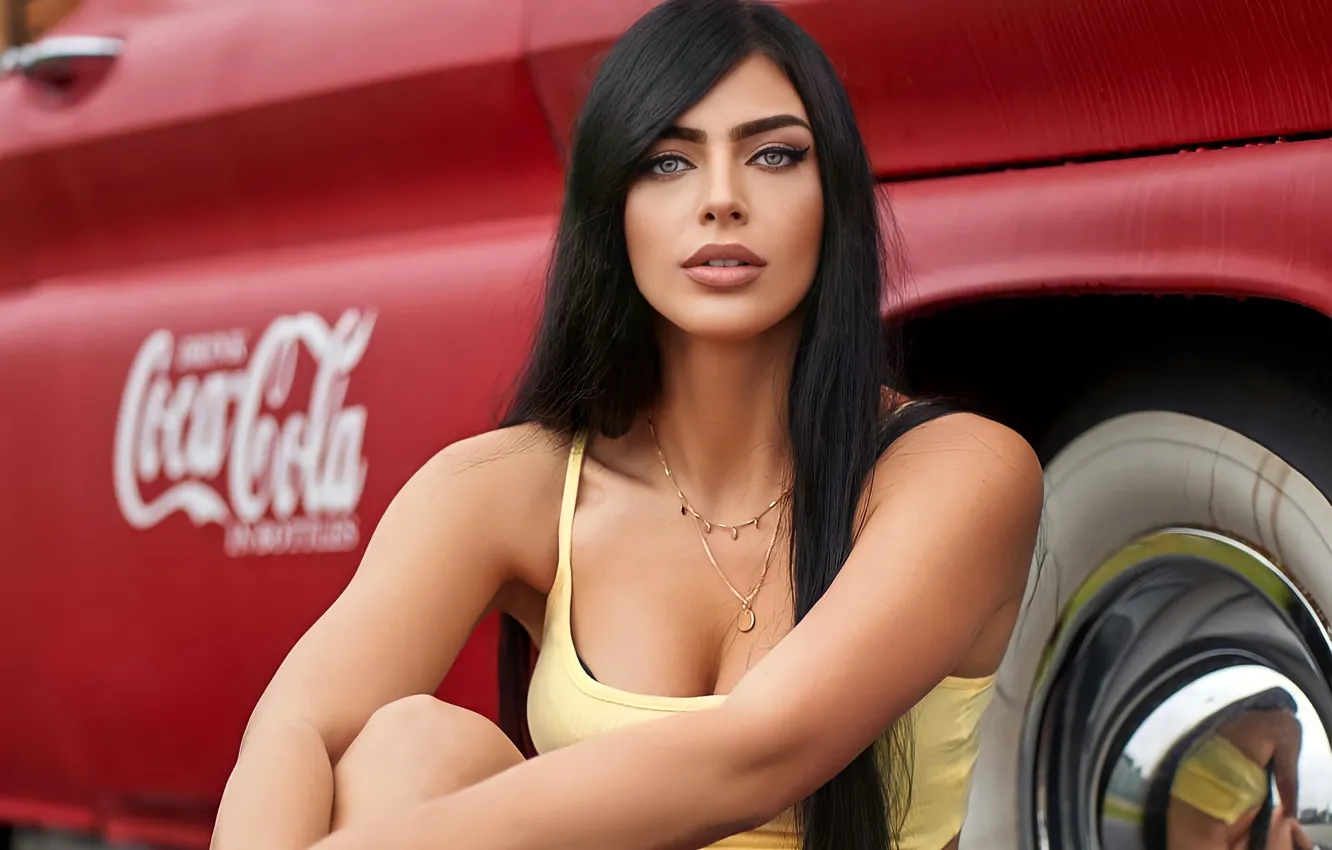 Фото обои car, girl, eyes, model, pretty, lips, face, brunette