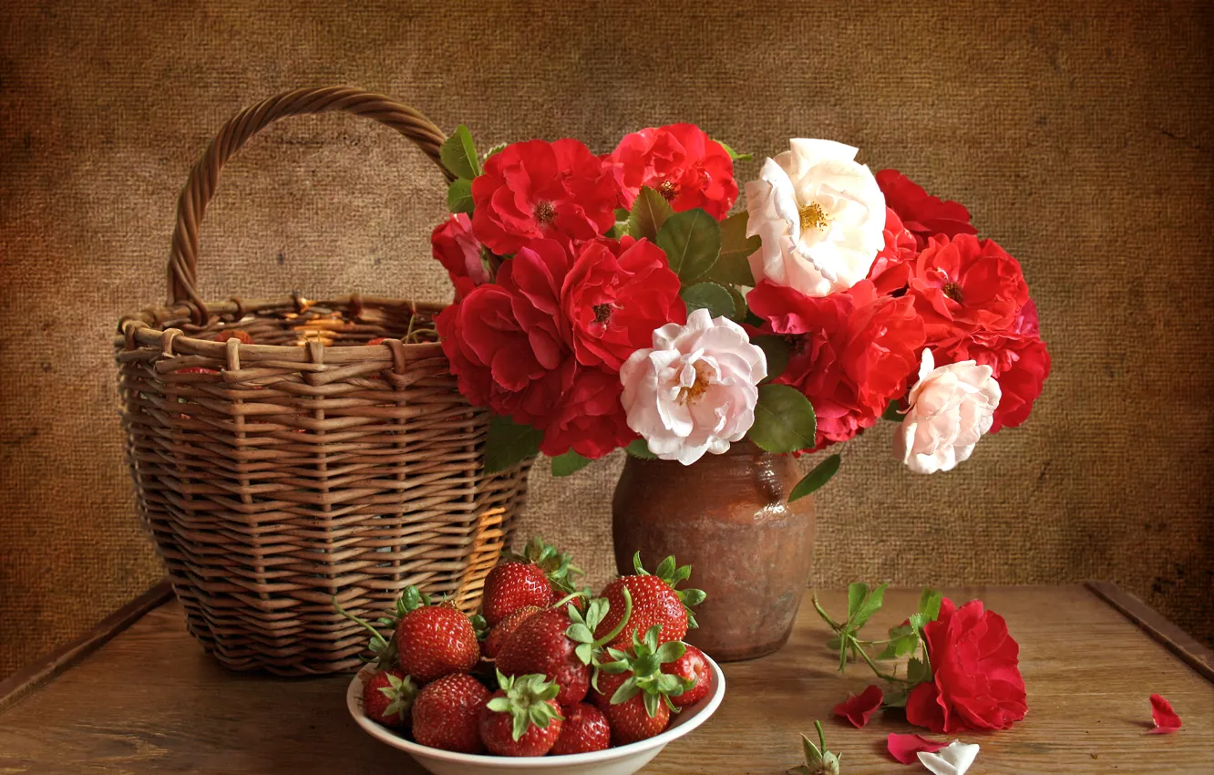 Фото обои цветы, розы, клубника, ваза, натюрморт