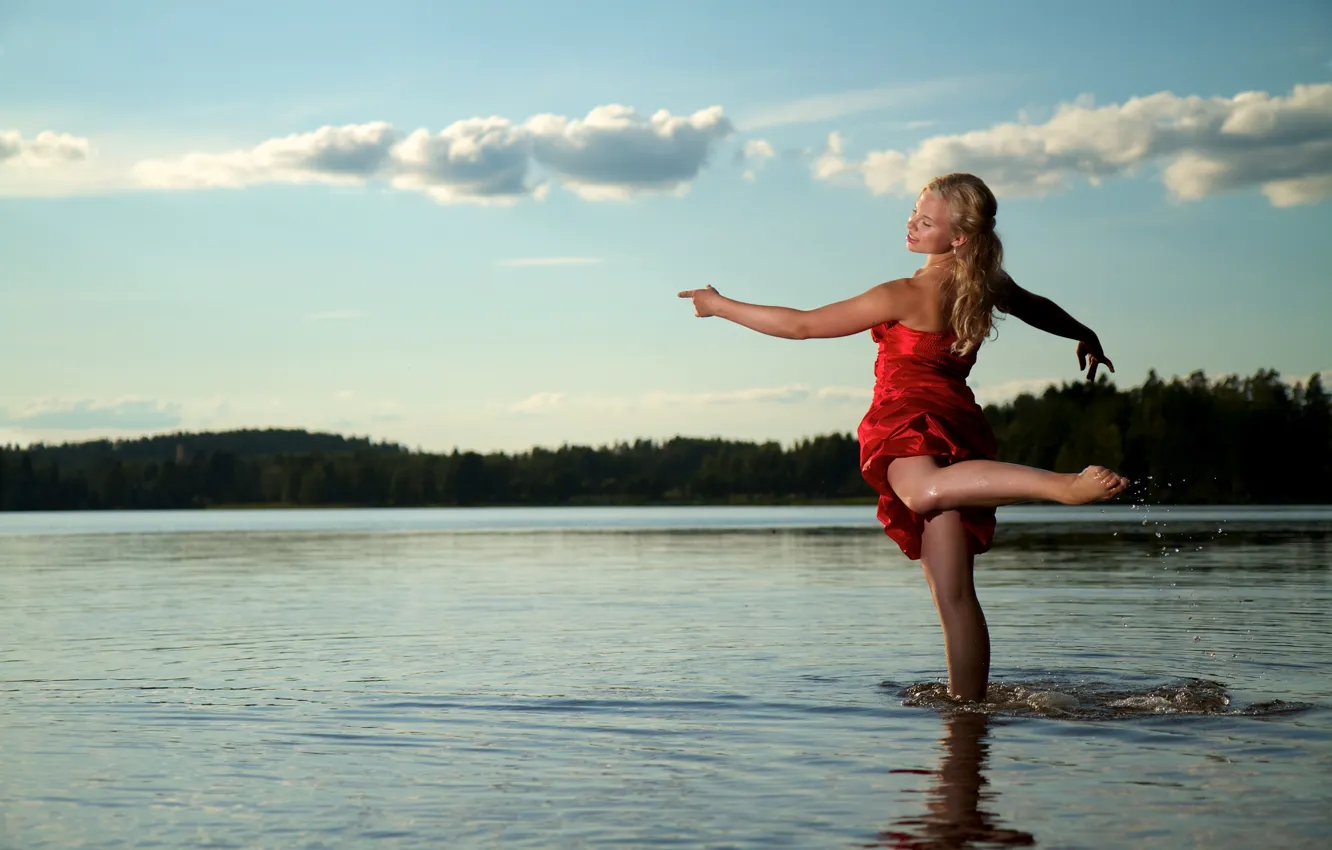 Фото обои капли, озеро, блондинка, красное платье, lake, drops, blonde, red dress