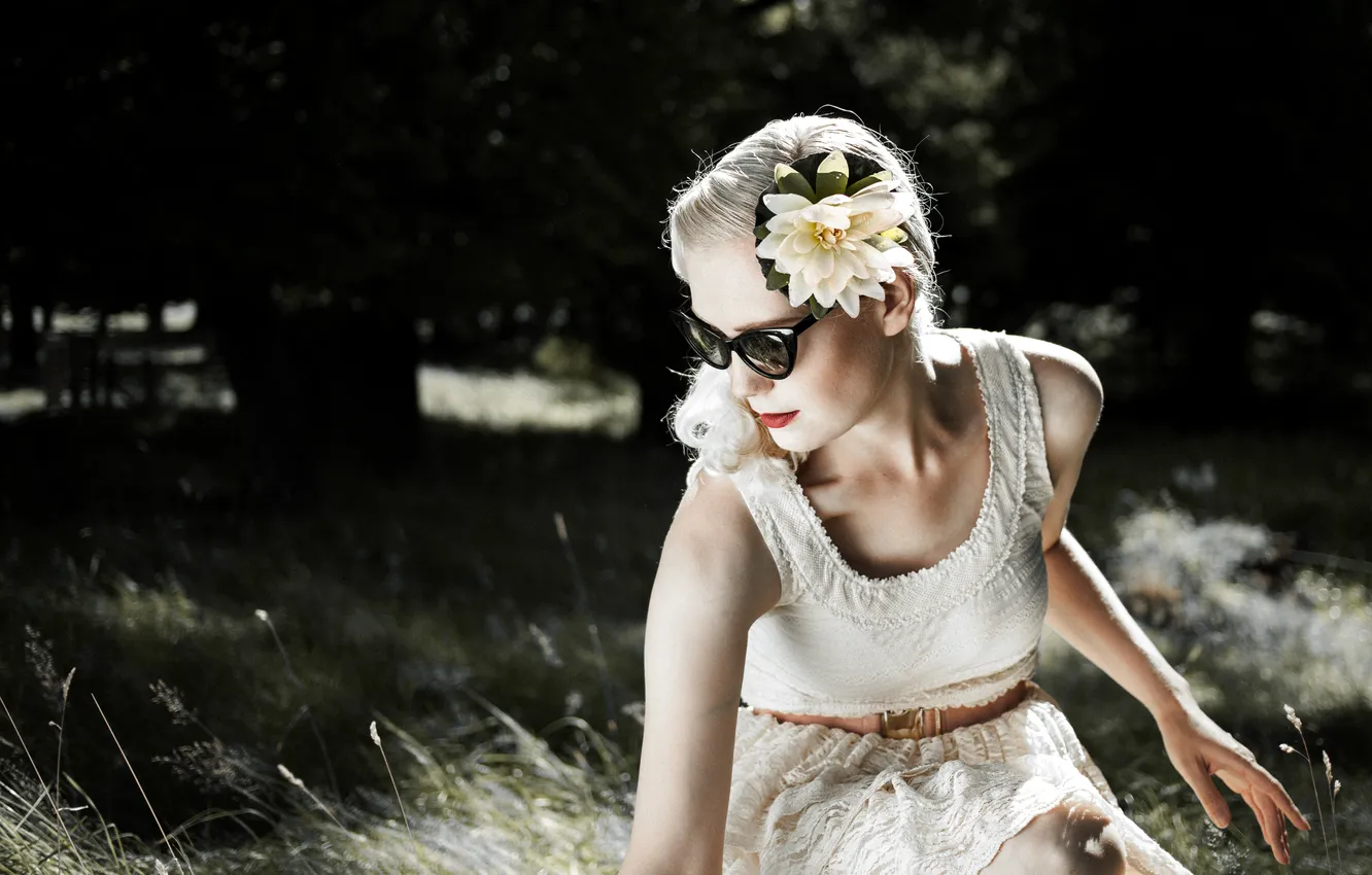 Фото обои цветок, девушка, очки, блондинка