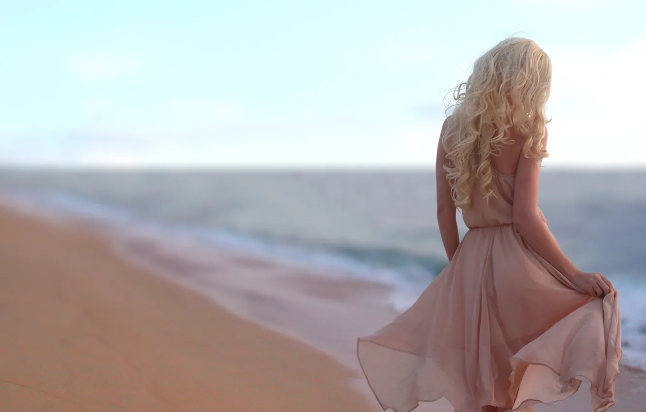 Фото обои песок, море, пляж, девушка, платье, блондинка