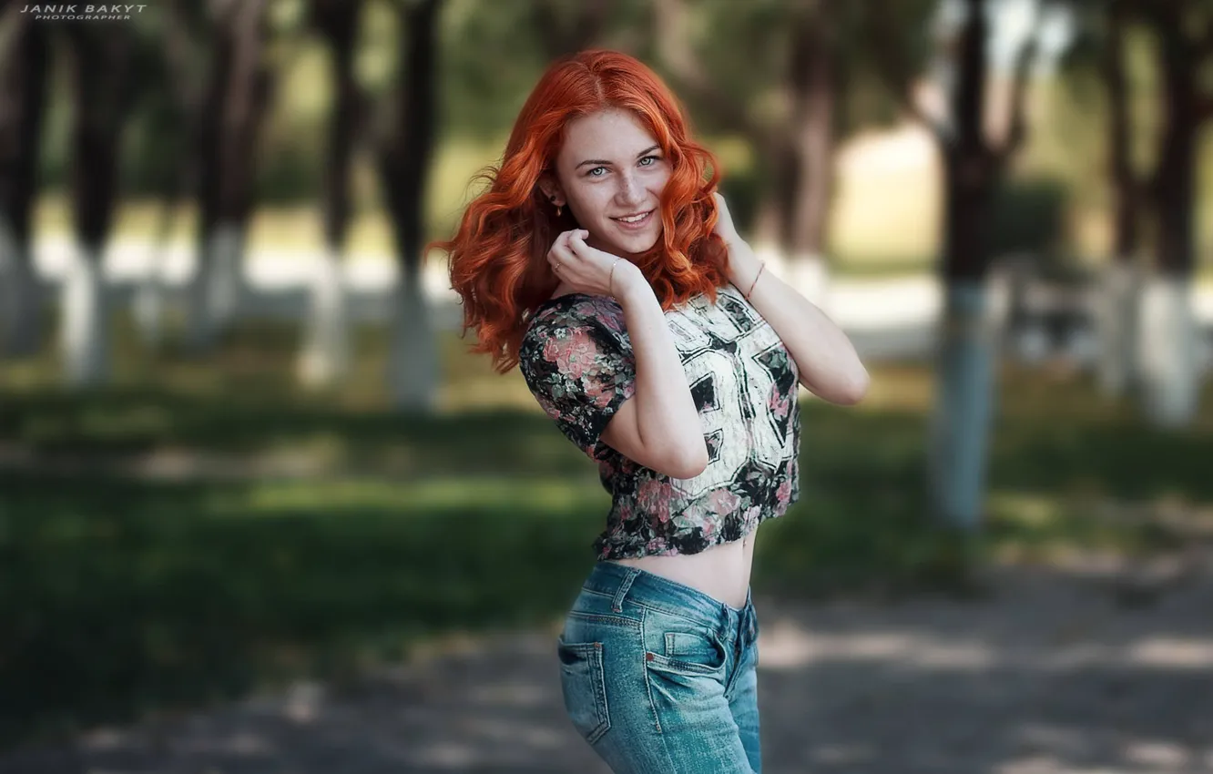 Фото обои девушка, рыжие волосы, women, redhead, smiling, outdoors, веснушки джинсы топ