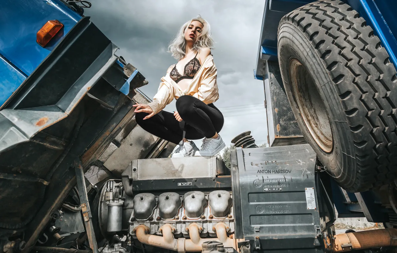 Фото обои девушка, поза, двигатель, грузовик, ножки, Антон Харисов