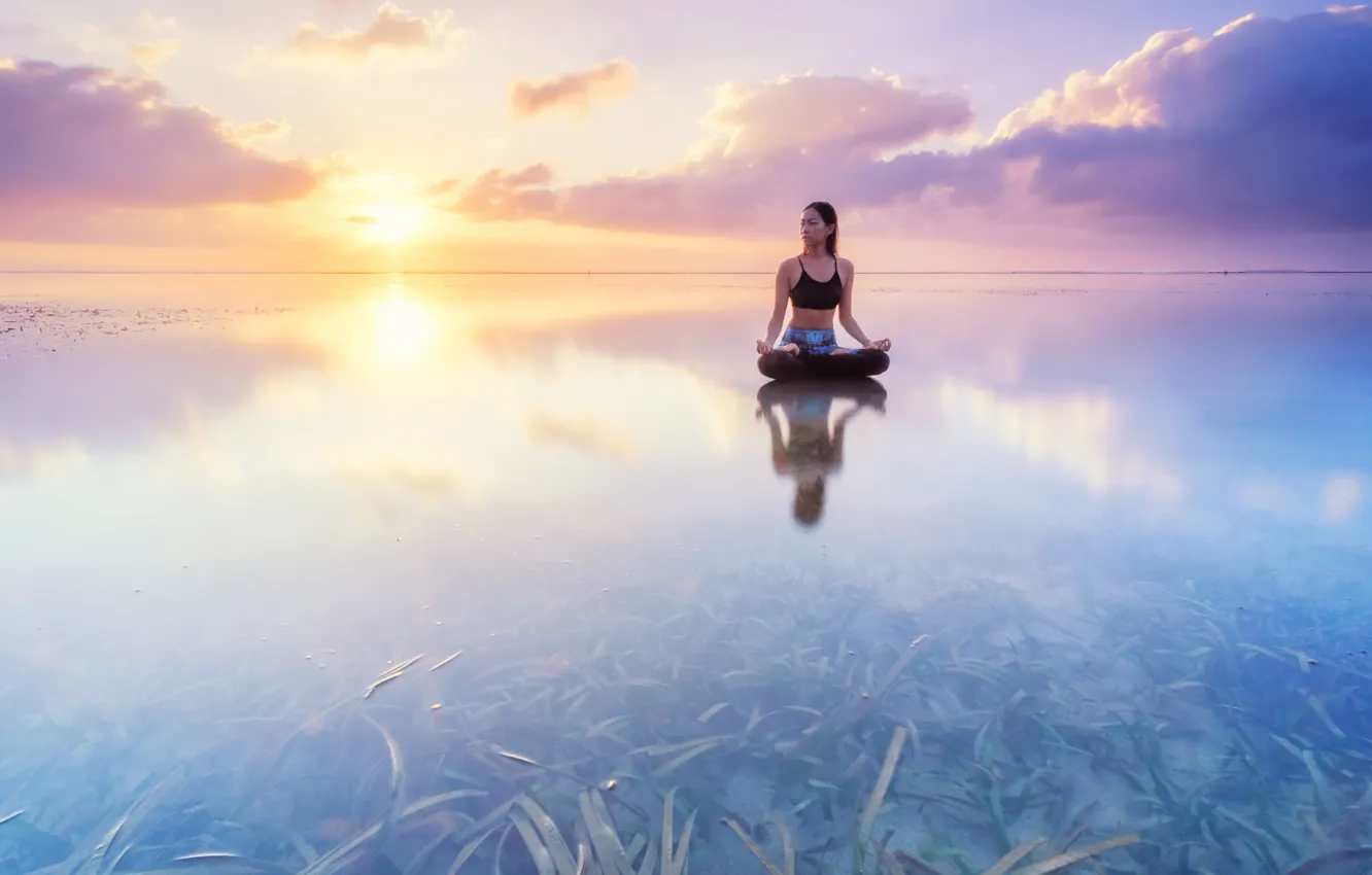 Фото обои вода, девушка, водоросли, отражение, восход, океан, рассвет, Бали