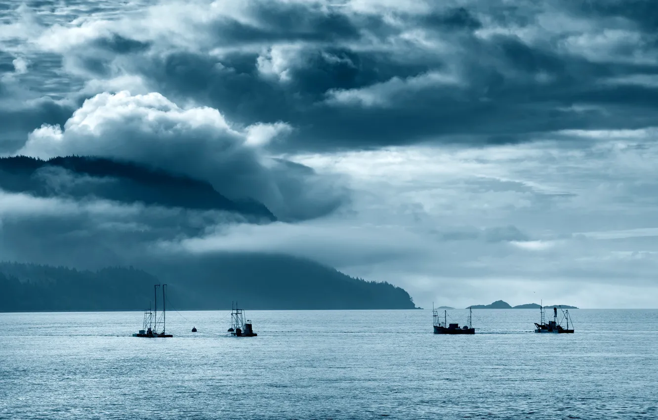 Фото обои sea, mountains, fishing, cloudy, salmon, fishermen, fisher boats