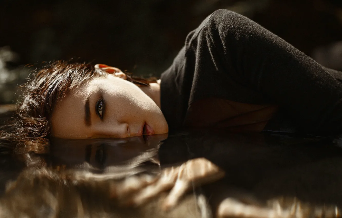 Фото обои взгляд, вода, девушка, лицо, отражение, настроение, ситуация, Иван Ковалёв