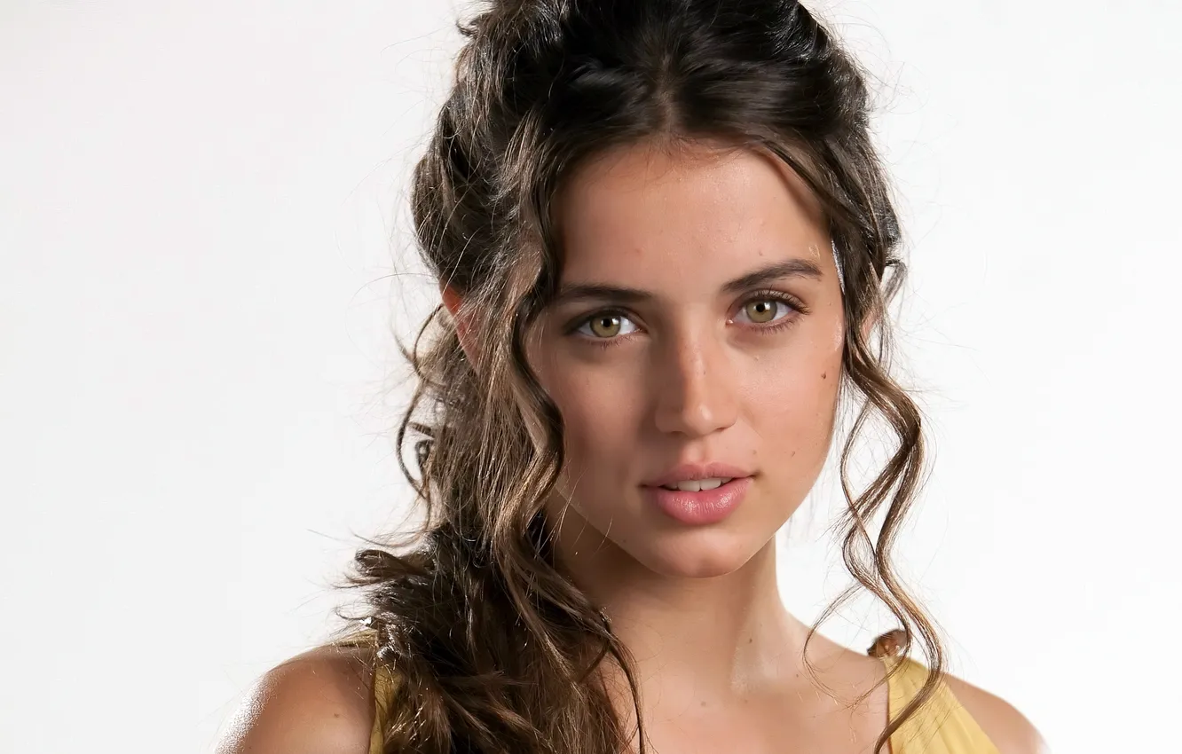 Фото обои портрет, брюнетка, прическа, белый фон, красотка, Ana de Armas, Ана де Армас