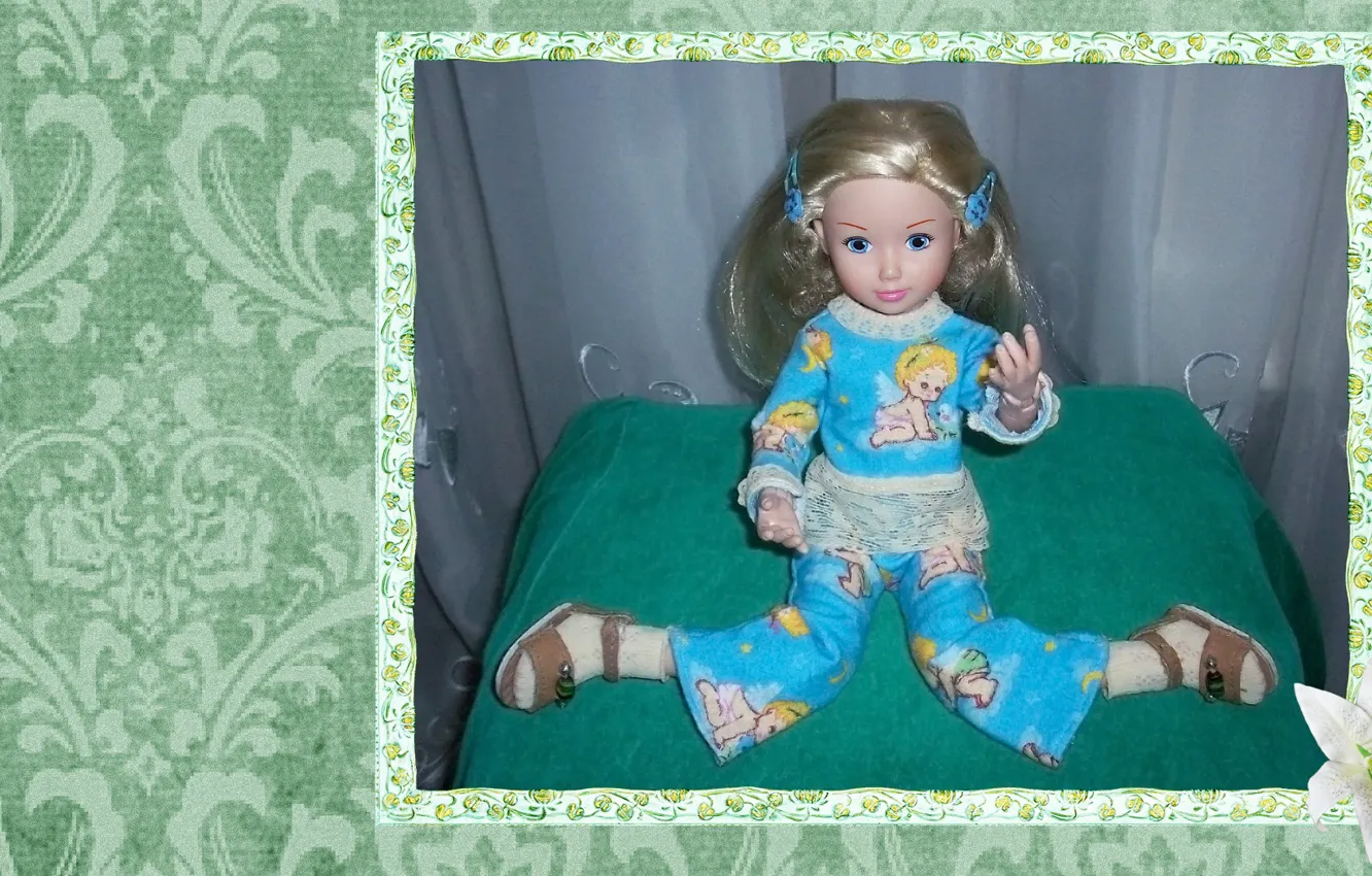 Фото обои зеленый, игрушка, кукла, пижама