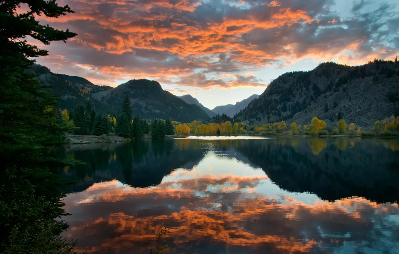 Фото обои осень, лес, небо, облака, отражения, горы, озеро
