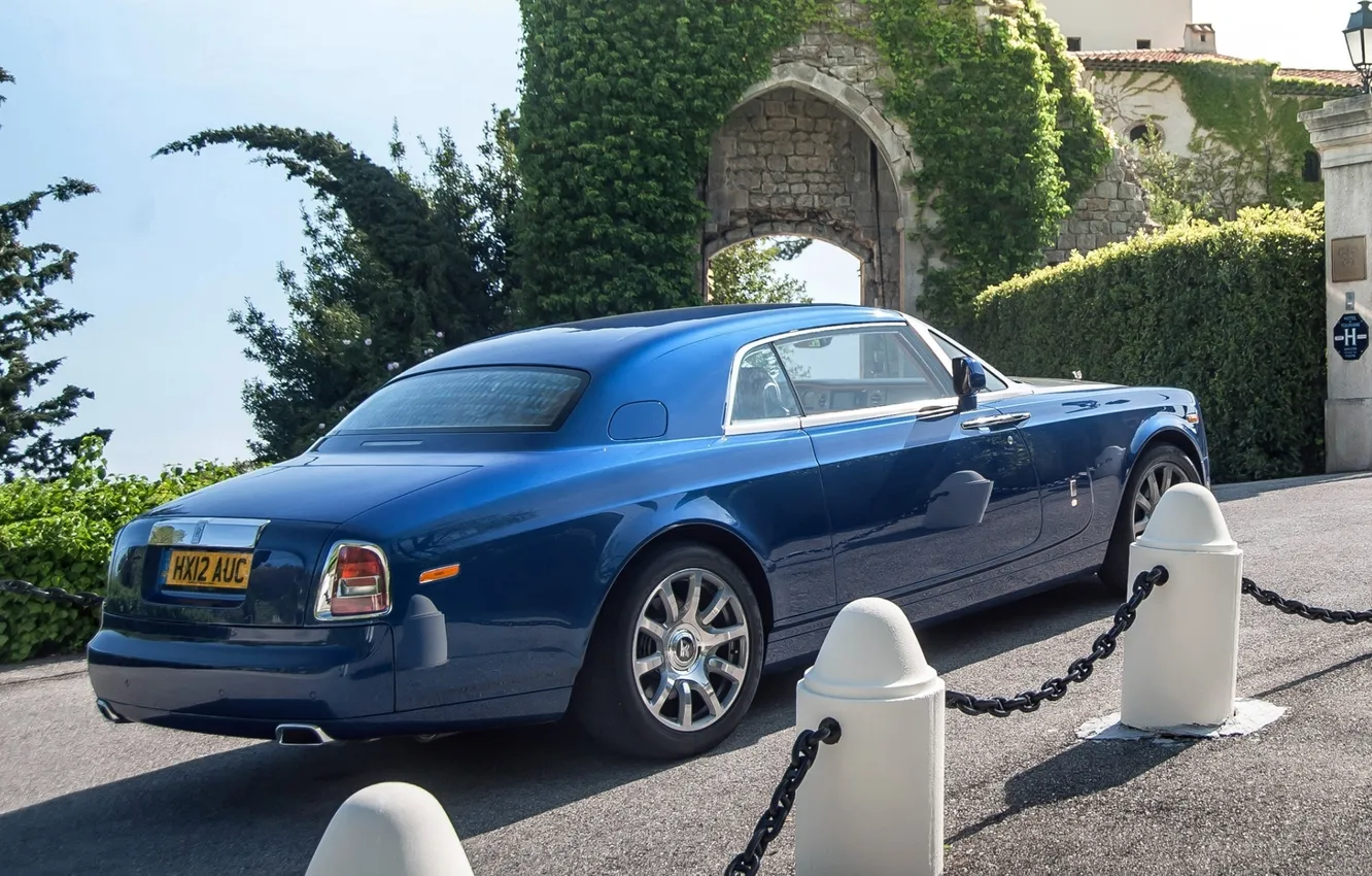 Фото обои синий, фон, купе, Rolls-Royce, Phantom, вид сзади, Coupe, Фантом