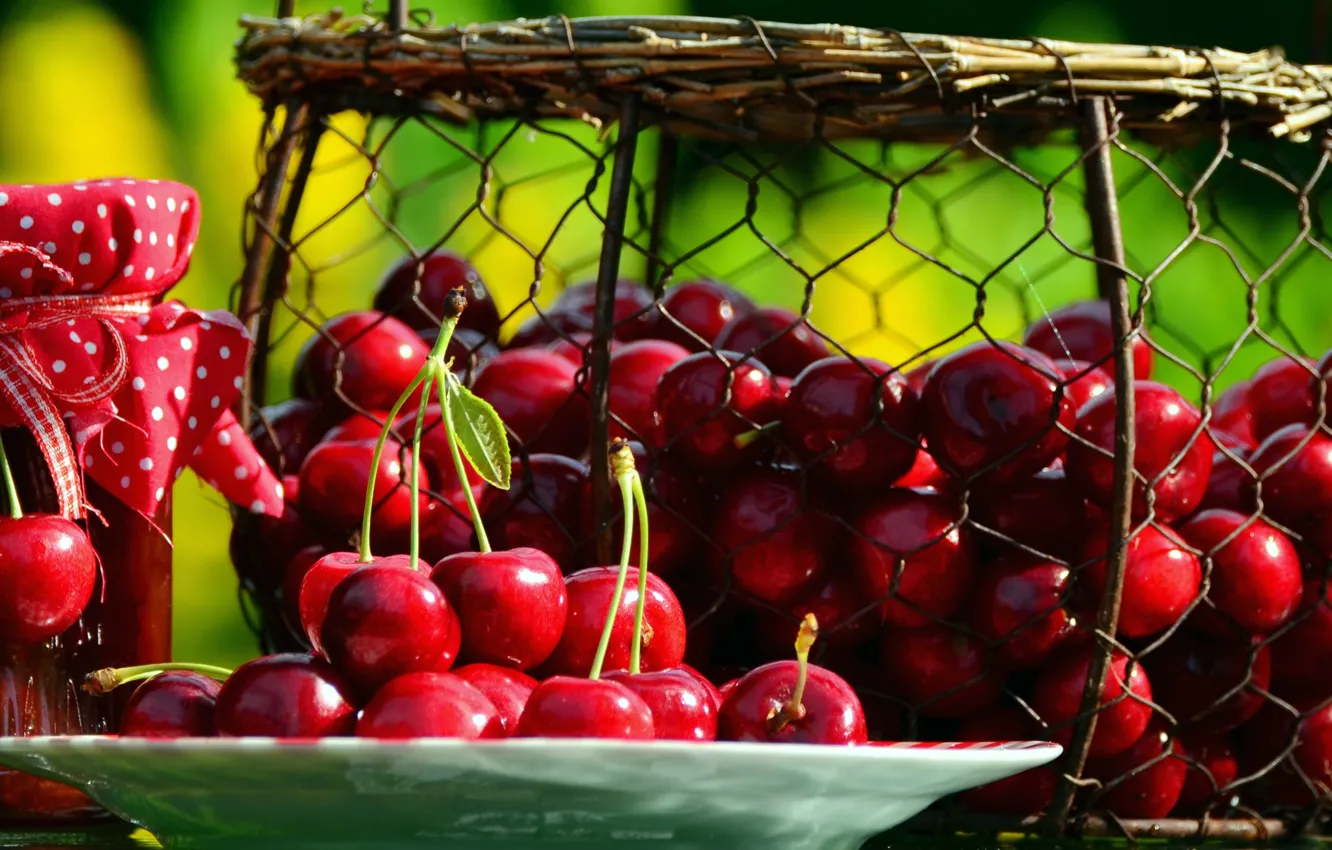 Фото обои вишня, ягоды, тарелка, банка, корзинка, варенье