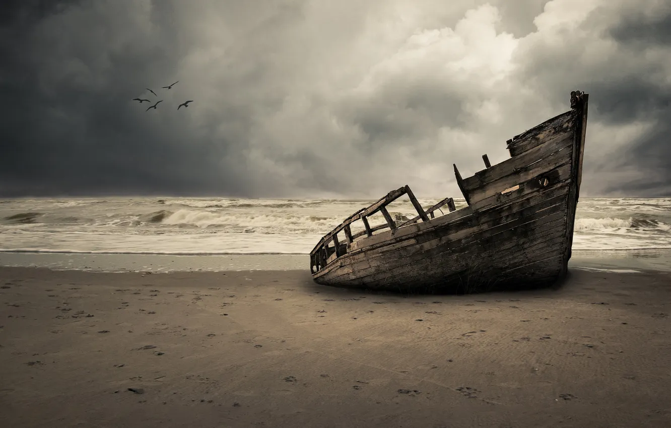 Фото обои море, гроза, волны, пляж, чайки, лодки, серые облака