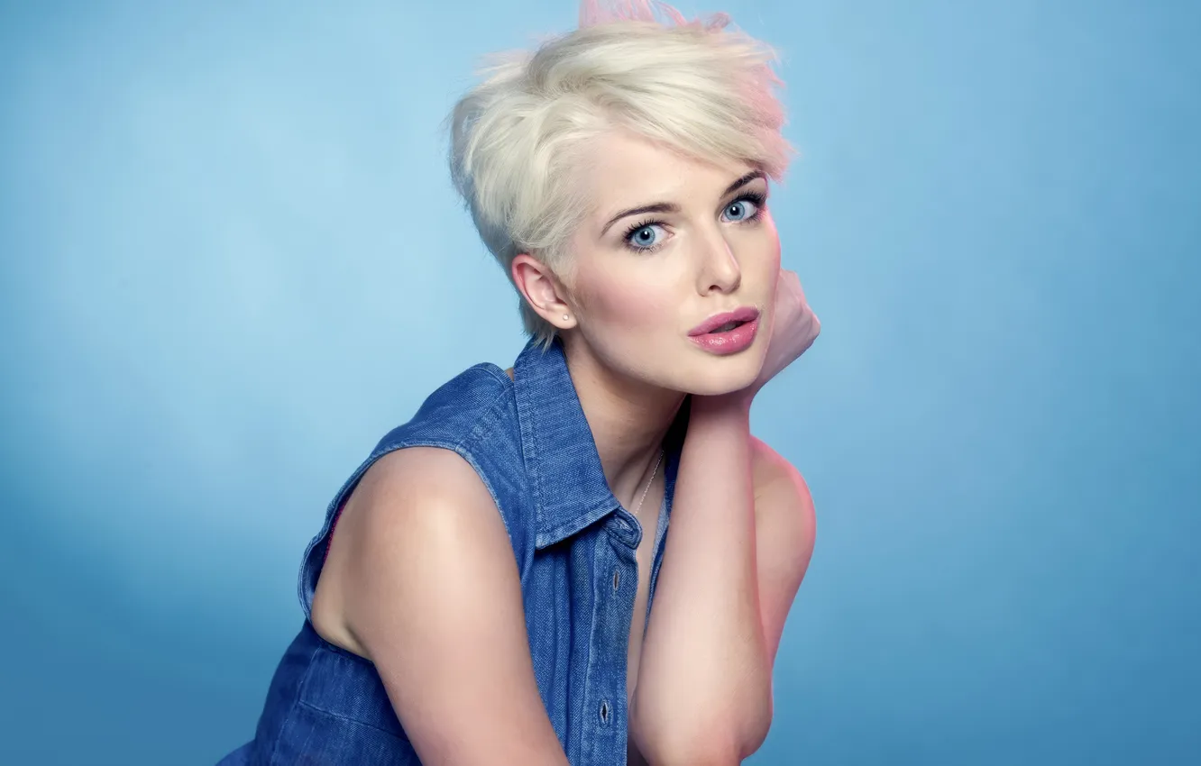 Фото обои girl, blue eyes, short hair, lips, look, blonde, make-up