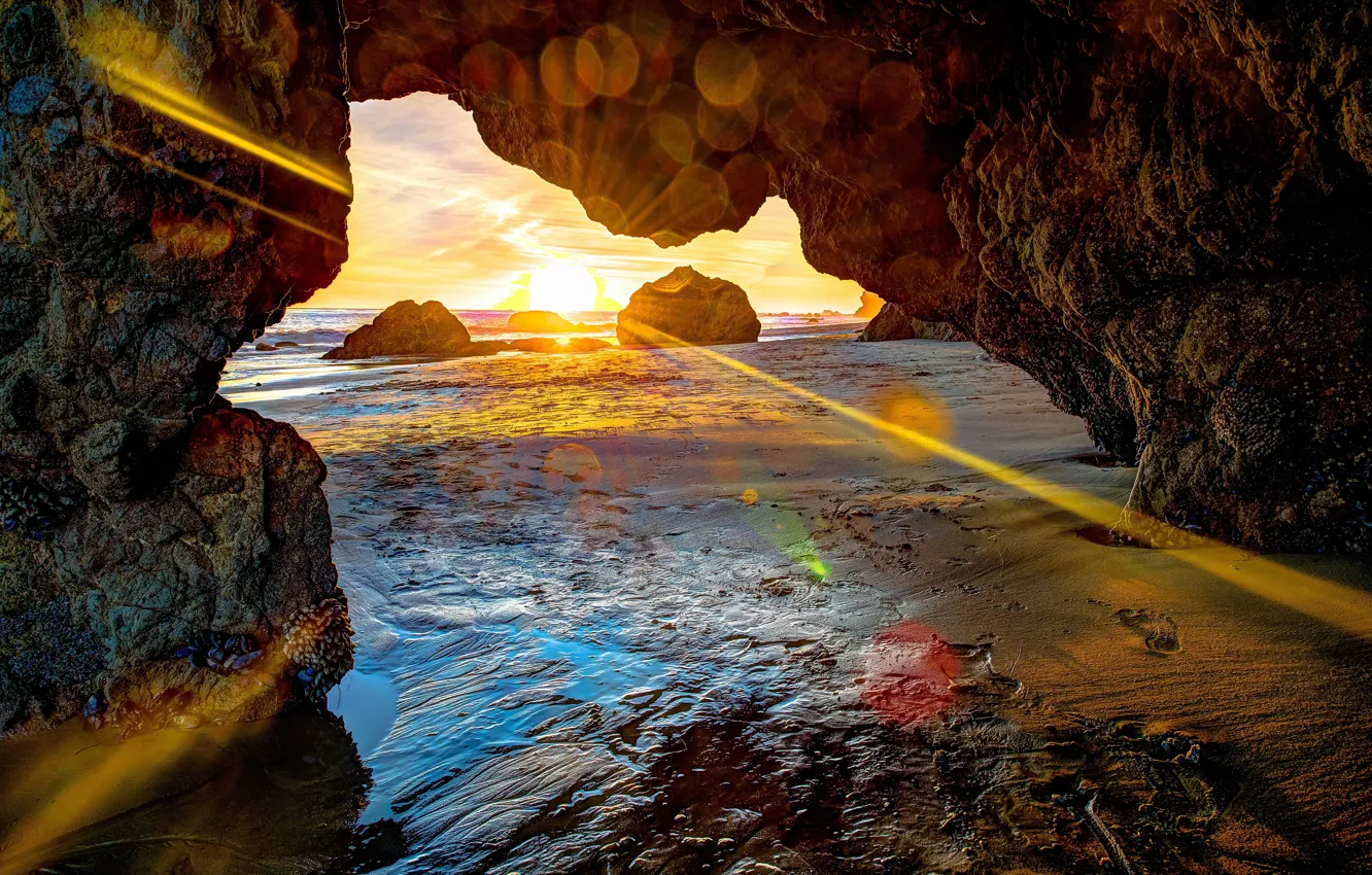Фото обои море, солнце, лучи, пейзаж, закат, камни, скалы, берег
