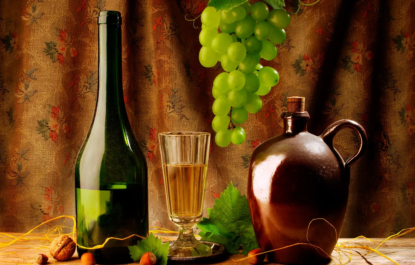 Фото обои листья, зеленый, вино, бокал, бутылка, виноград, доска, кувшин