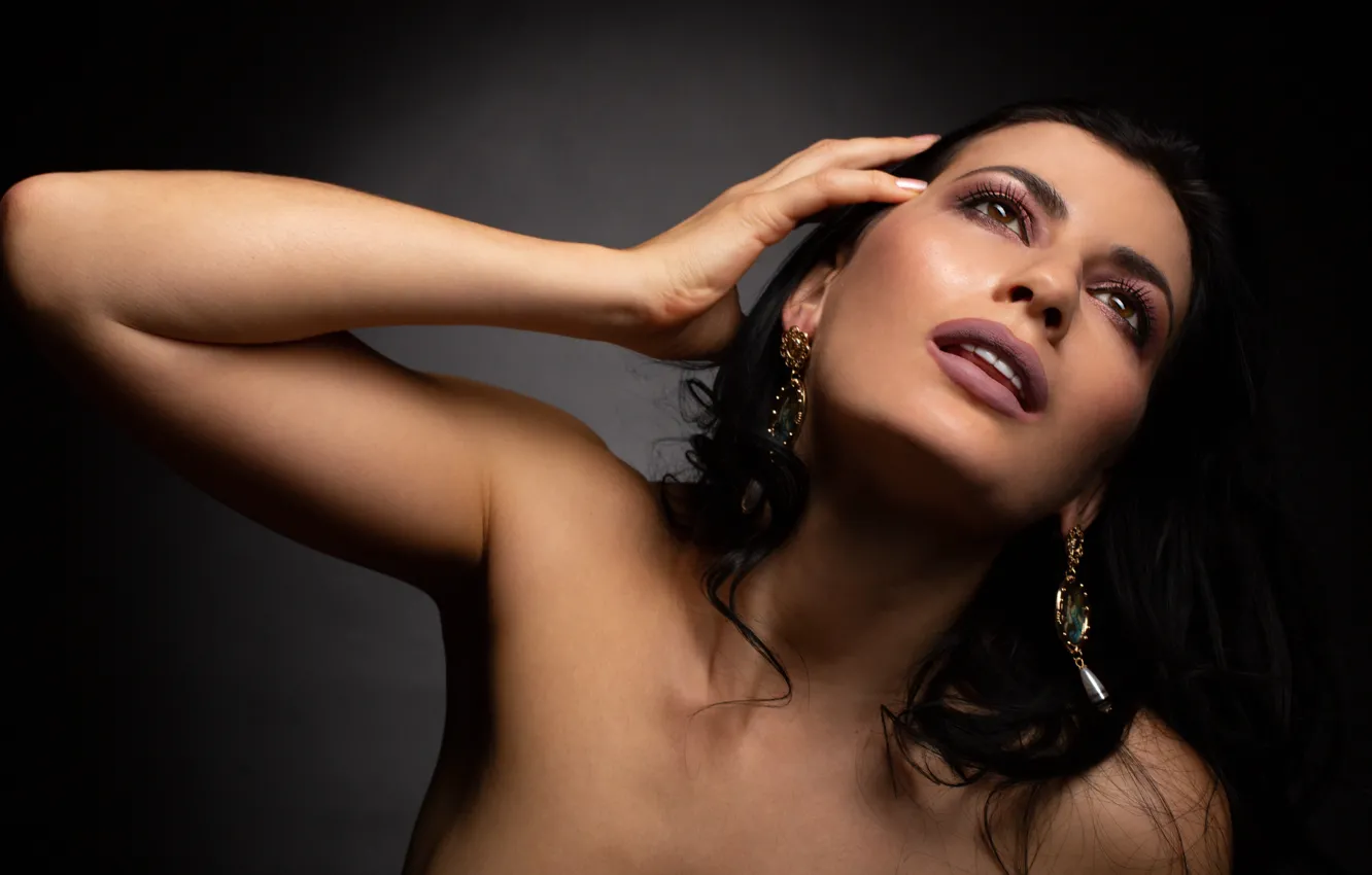 Фото обои поза, темный фон, серьги, жест, brown eyes, карие глаза, pose, earrings