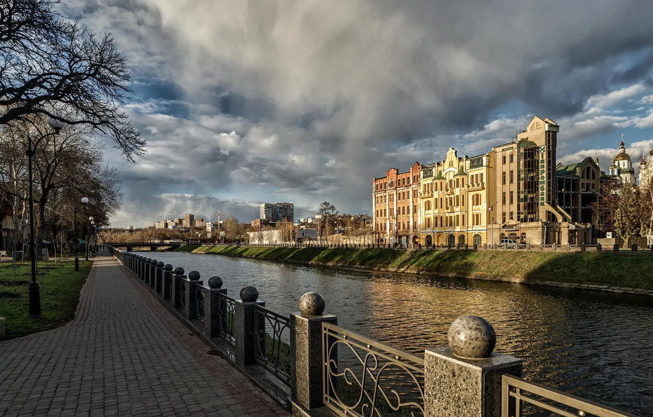 Фото обои небо, облака, мост, река, дома, фонари, Покровский собор, Украина