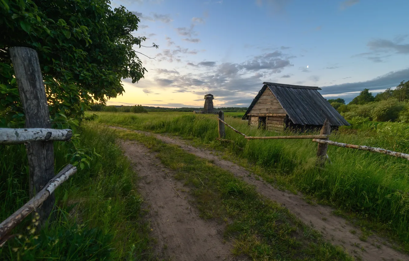 Фото обои дорога, поле, небо, трава, облака, деревья, забор, избушка