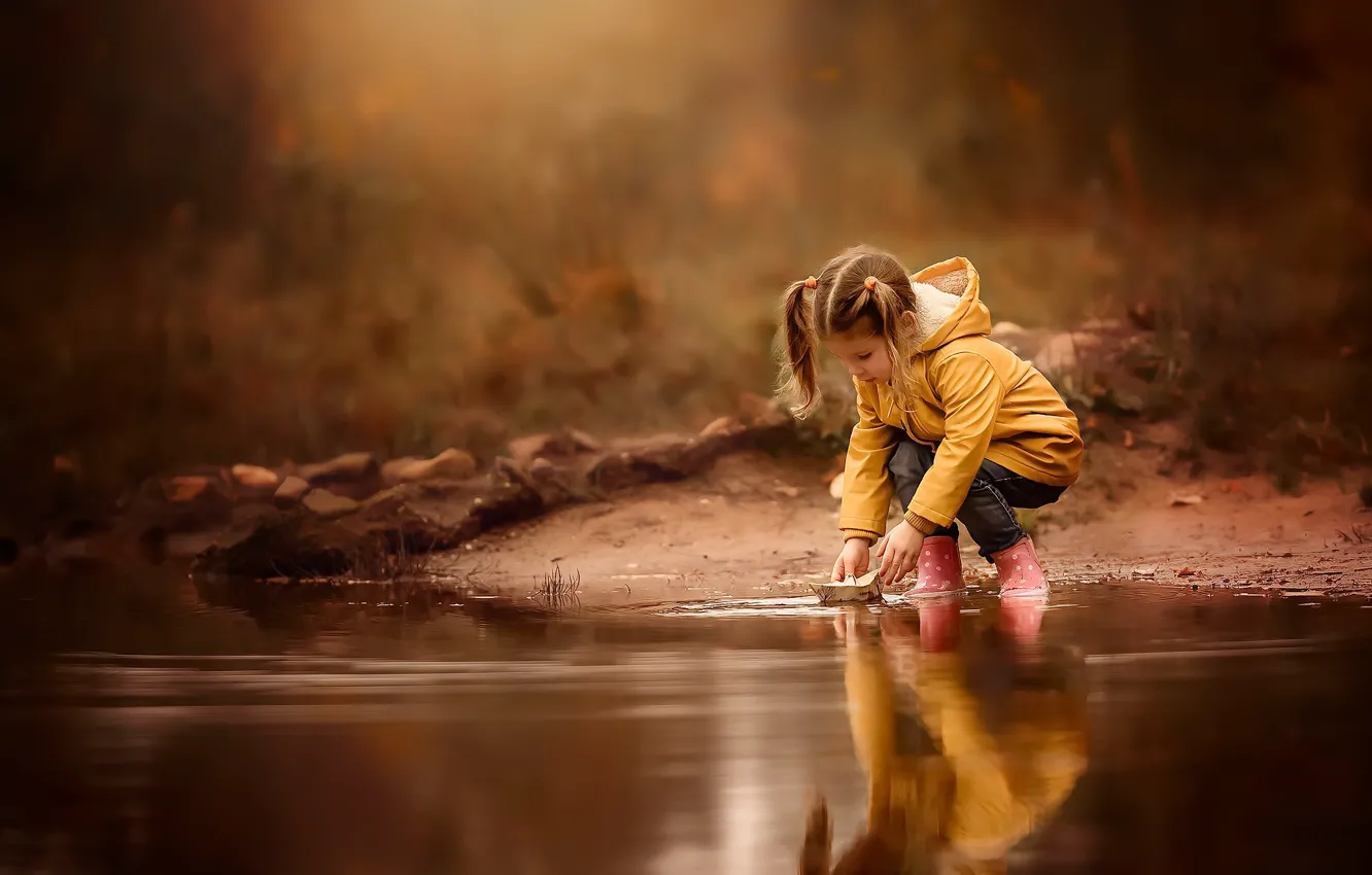 Фото обои река, девочка, кораблик