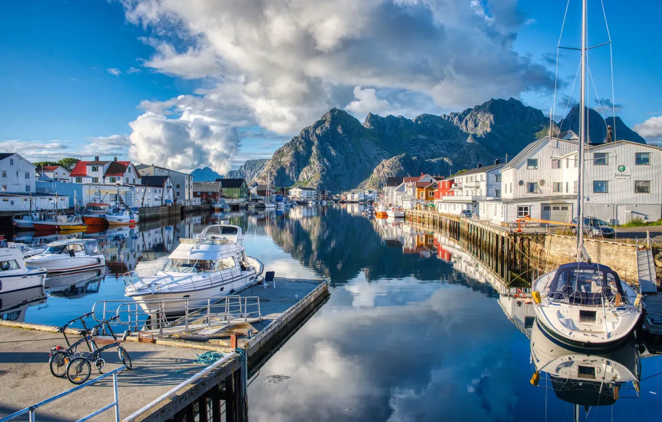 Фото обои горы, отражение, здания, дома, яхты, деревня, порт, Норвегия