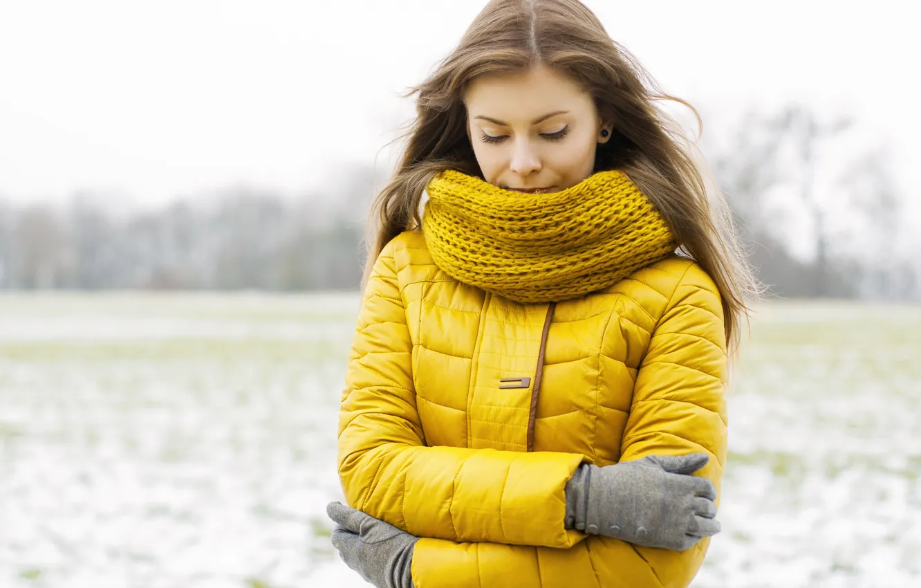 Фото обои зима, поле, девушка, шарф, куртка, деревья.