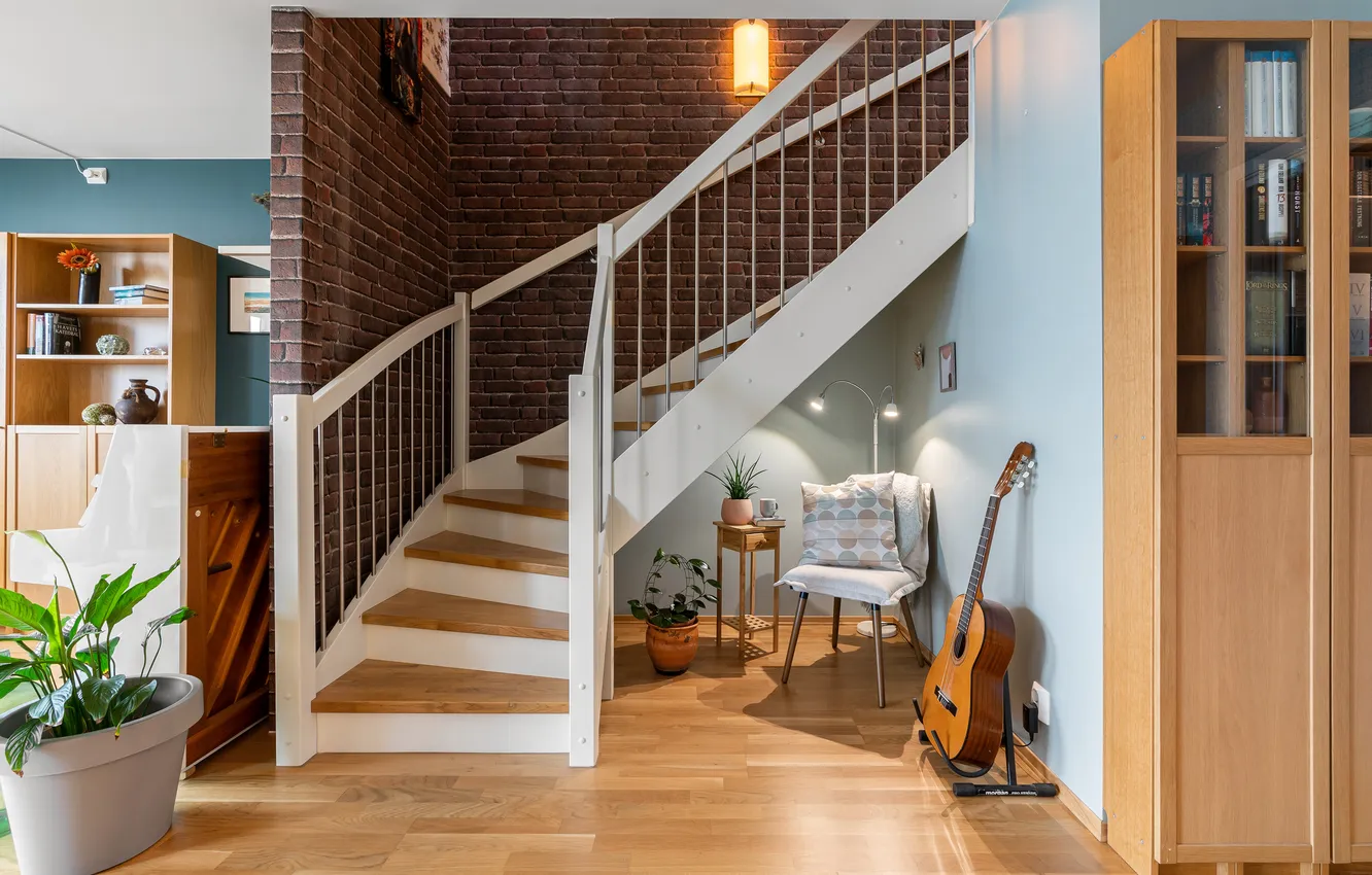 Фото обои уют, гитара, дома, интерьер, кресло, лестница, ступени, шкаф