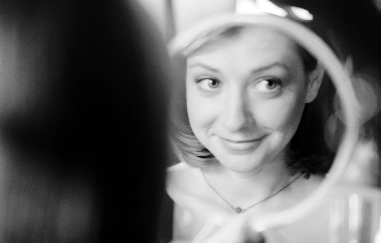 Фото обои улыбка, черно-белая, Отражение, зеркало, Актриса, Элисон Хэннигэн, Alyson Hannigan