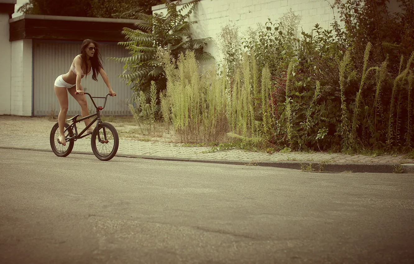 Фото обои дорога, девушка, велосипед, улица, шорты, нижнее белье, брюнетка, очки