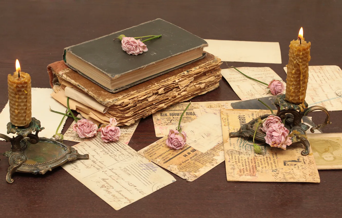 Фото обои цветы, бумага, стол, книги, розы, старые, свечи, vintage