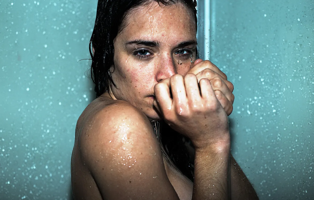 Фото обои взгляд, девушка, капли, мокрая, душ, веснушки