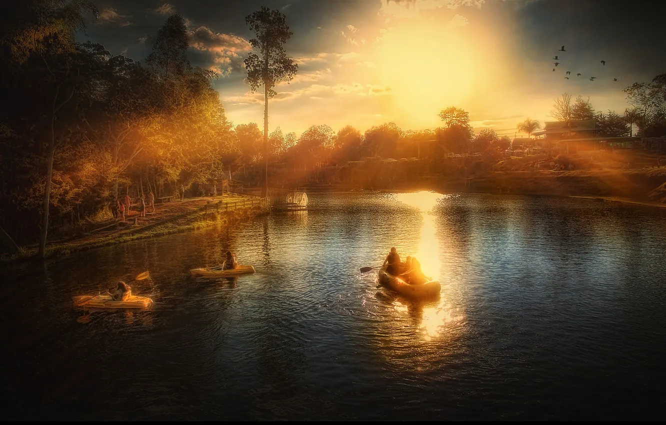 Фото обои солнце, лучи, пейзаж, закат, озеро, люди, отдых, лодки
