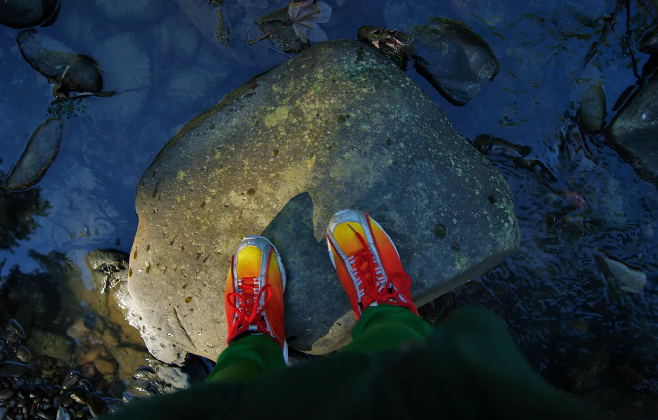 Фото обои вода, река, обои, river, кроссовки, stone, water, walpappers