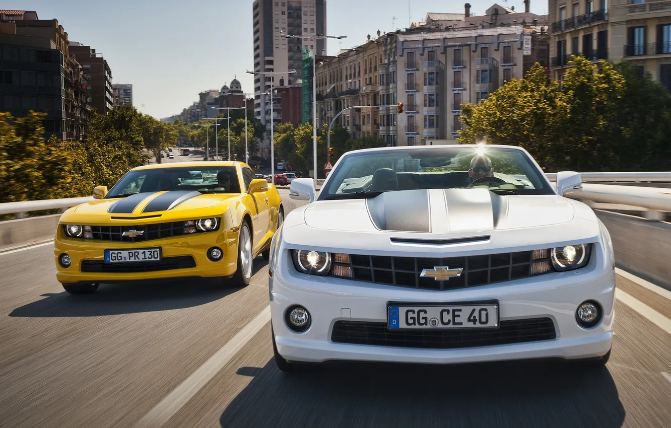 Фото обои белый, город, жёлтый, здания, Chevrolet, Camaro, white, кабриолет