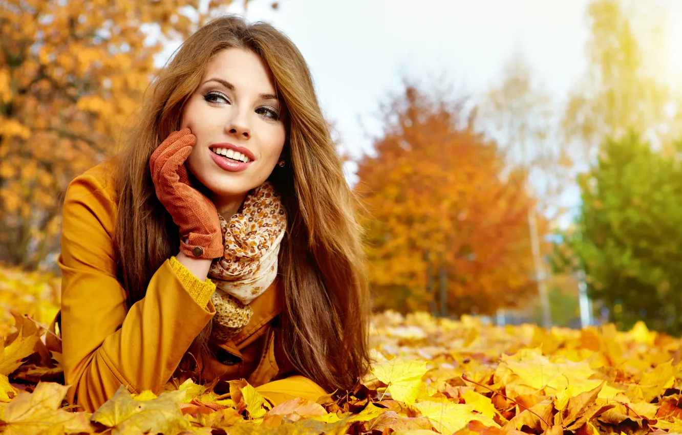 Фото обои осень, лес, взгляд, девушка, улыбка, листва, шарф, перчатки